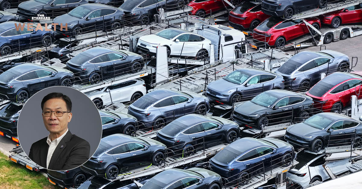 ภาพกราฟิกแสดงรถยนต์ไฟฟ้าพร้อมข้อความเกี่ยวกับภาษี EV 30% ที่ยังไม่สรุปและข่าวป่วนตลาด