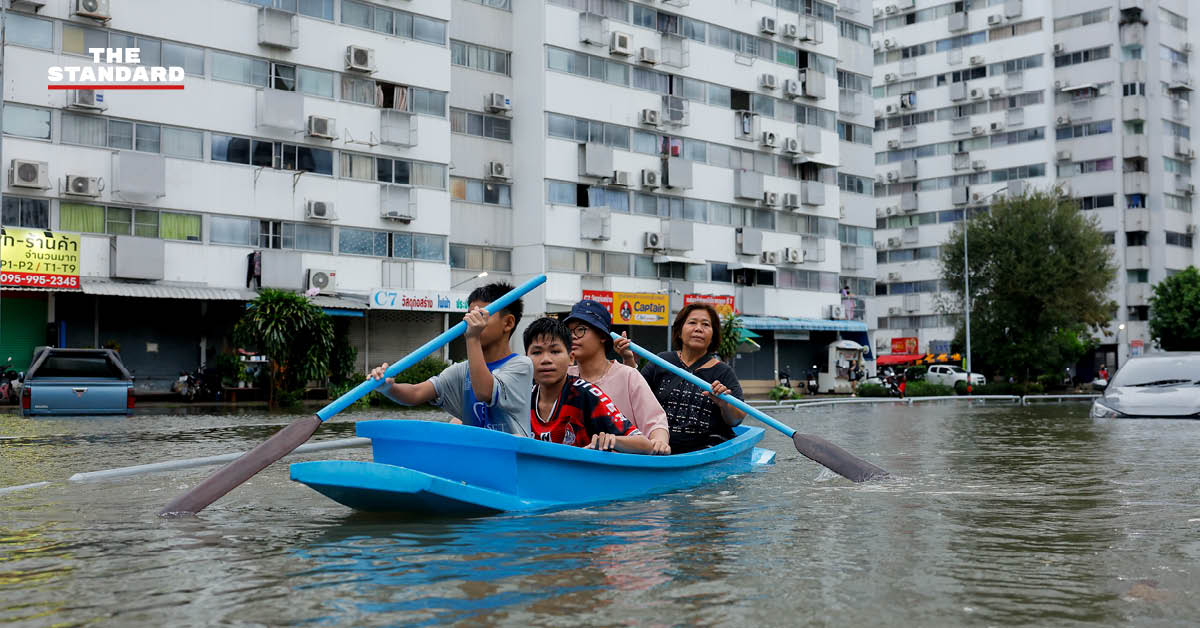 ภาพมุมสูงแสดงน้ำท่วมขังสูงในพื้นที่เมืองทองธานี รถยนต์จมน้ำ และประชาชนใช้เรือสัญจร