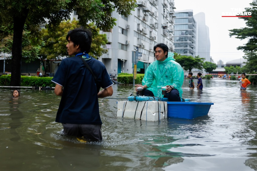 ภาพมุมสูงแสดงน้ำท่วมขังสูงในพื้นที่เมืองทองธานี รถยนต์จมน้ำ และประชาชนใช้เรือสัญจร 10
