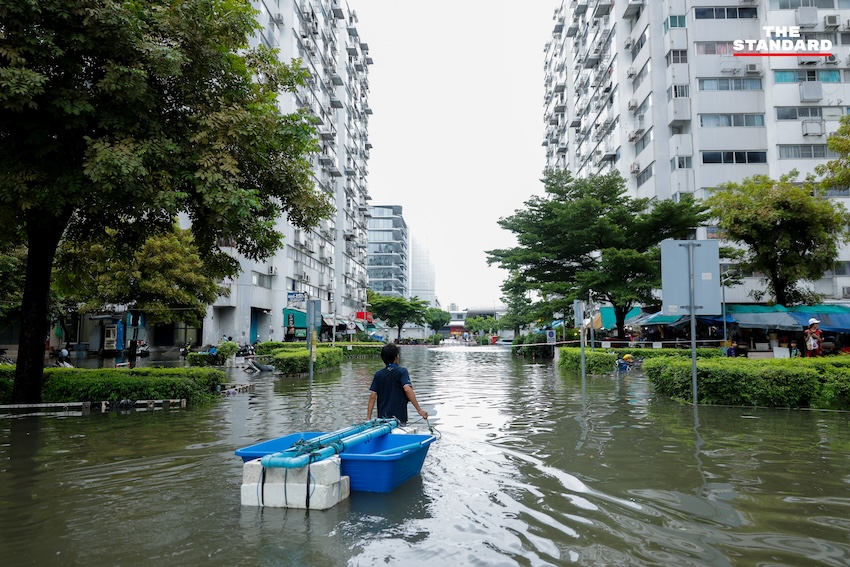 ภาพมุมสูงแสดงน้ำท่วมขังสูงในพื้นที่เมืองทองธานี รถยนต์จมน้ำ และประชาชนใช้เรือสัญจร 13