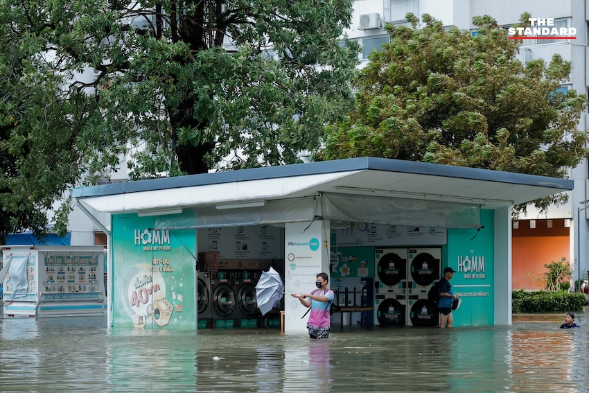 ภาพมุมสูงแสดงน้ำท่วมขังสูงในพื้นที่เมืองทองธานี รถยนต์จมน้ำ และประชาชนใช้เรือสัญจร 14