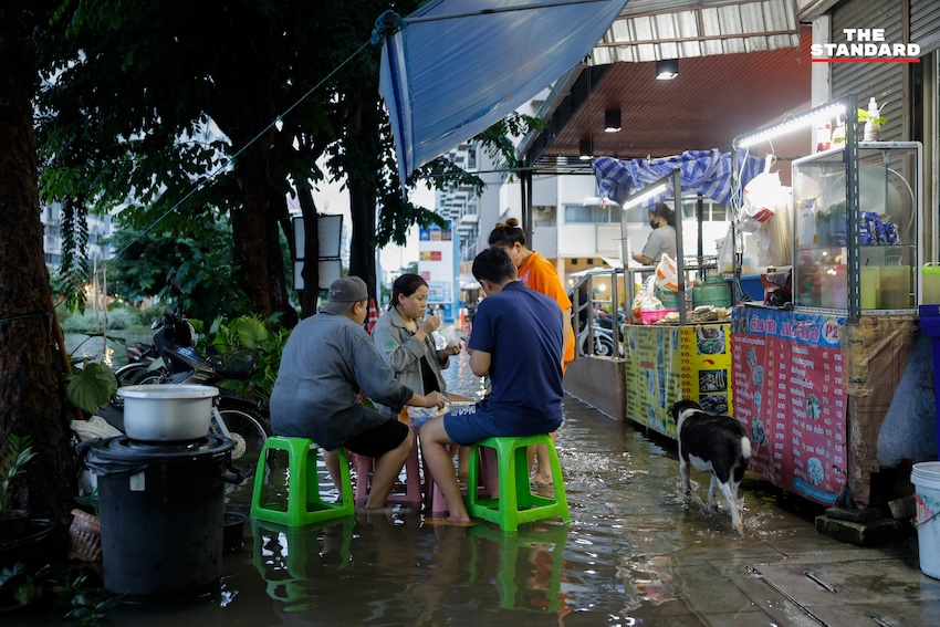 ภาพมุมสูงแสดงน้ำท่วมขังสูงในพื้นที่เมืองทองธานี รถยนต์จมน้ำ และประชาชนใช้เรือสัญจร 15