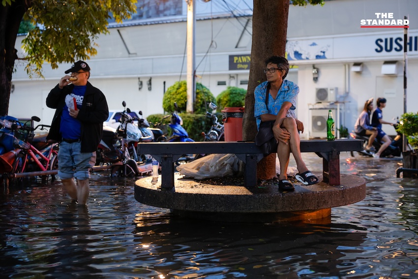 ภาพมุมสูงแสดงน้ำท่วมขังสูงในพื้นที่เมืองทองธานี รถยนต์จมน้ำ และประชาชนใช้เรือสัญจร 17