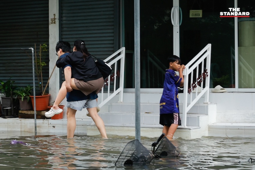 ภาพมุมสูงแสดงน้ำท่วมขังสูงในพื้นที่เมืองทองธานี รถยนต์จมน้ำ และประชาชนใช้เรือสัญจร 2