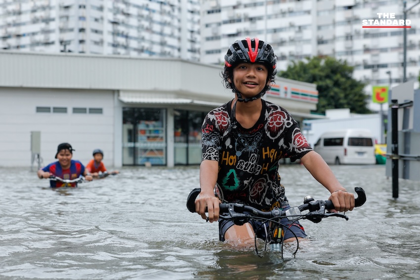 ภาพมุมสูงแสดงน้ำท่วมขังสูงในพื้นที่เมืองทองธานี รถยนต์จมน้ำ และประชาชนใช้เรือสัญจร 3