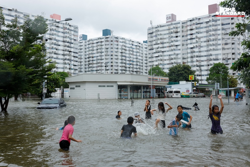 ภาพมุมสูงแสดงน้ำท่วมขังสูงในพื้นที่เมืองทองธานี รถยนต์จมน้ำ และประชาชนใช้เรือสัญจร 5