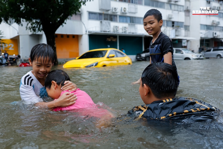 ภาพมุมสูงแสดงน้ำท่วมขังสูงในพื้นที่เมืองทองธานี รถยนต์จมน้ำ และประชาชนใช้เรือสัญจร 6