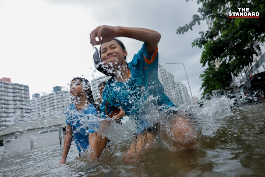 ภาพมุมสูงแสดงน้ำท่วมขังสูงในพื้นที่เมืองทองธานี รถยนต์จมน้ำ และประชาชนใช้เรือสัญจร 7