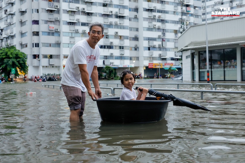 ภาพมุมสูงแสดงน้ำท่วมขังสูงในพื้นที่เมืองทองธานี รถยนต์จมน้ำ และประชาชนใช้เรือสัญจร 8