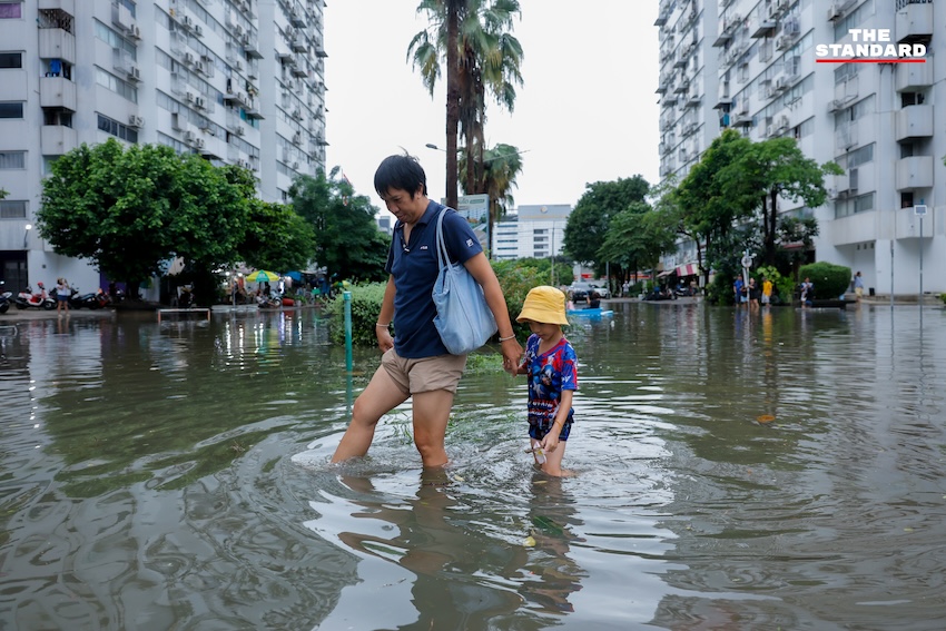 ภาพมุมสูงแสดงน้ำท่วมขังสูงในพื้นที่เมืองทองธานี รถยนต์จมน้ำ และประชาชนใช้เรือสัญจร 9