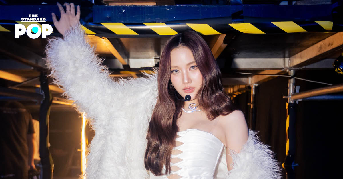 ฟรีน สโรชา นักแสดงสาวกำลังยิ้มและโบกมือบนเวที