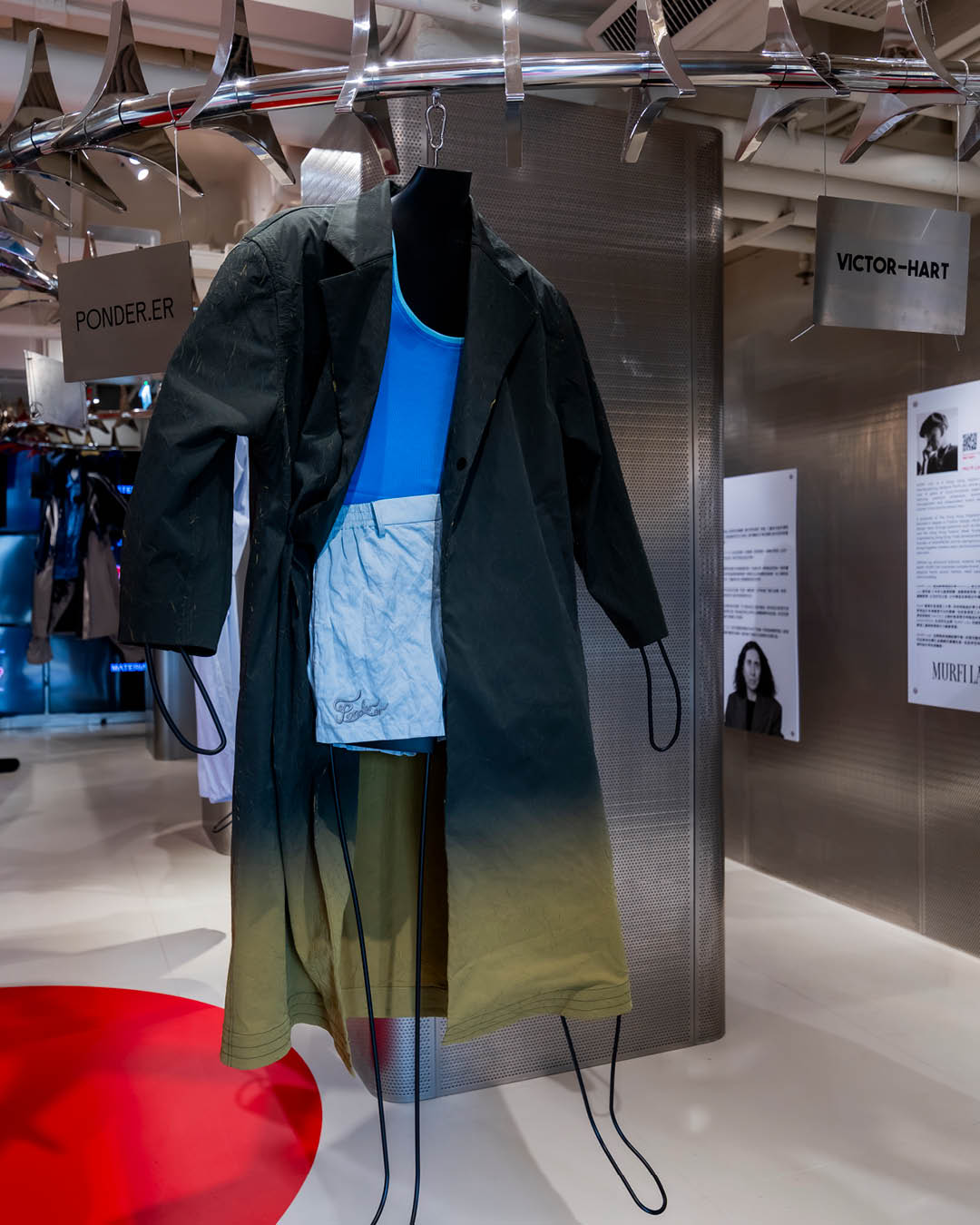 ภาพบรรยากาศภายในนิทรรศการ Future Threads จัดแสดงเสื้อผ้าบุรุษร่วมสมัย 4