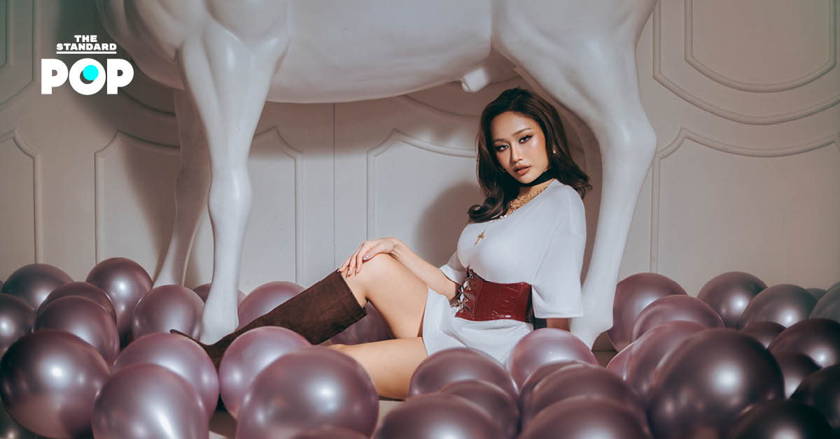 ภาพ GALCHANIE ศิลปินสาวในชุดสีดำกำลังโพสท่า