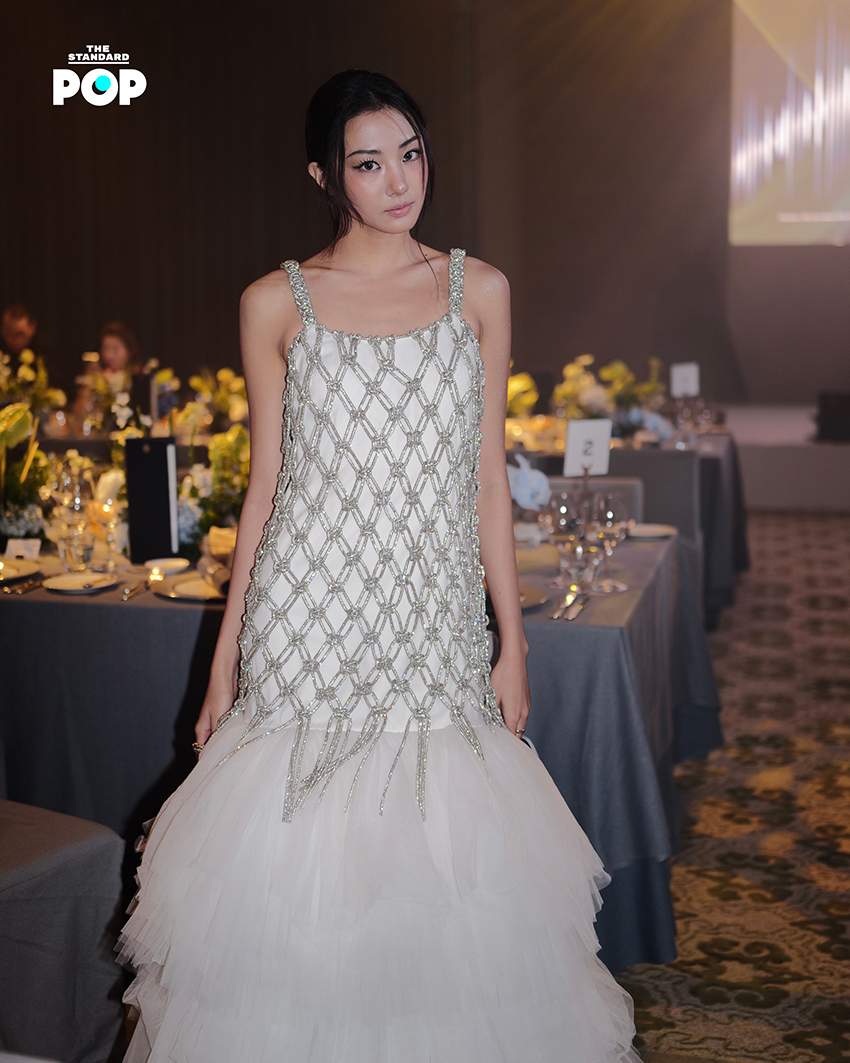 Gawon วง MEOVV ในชุดเดรสสีขาวจากแบรนด์ DISAYA ร่วมงาน Hong Kong Fashion Fest Gala 1