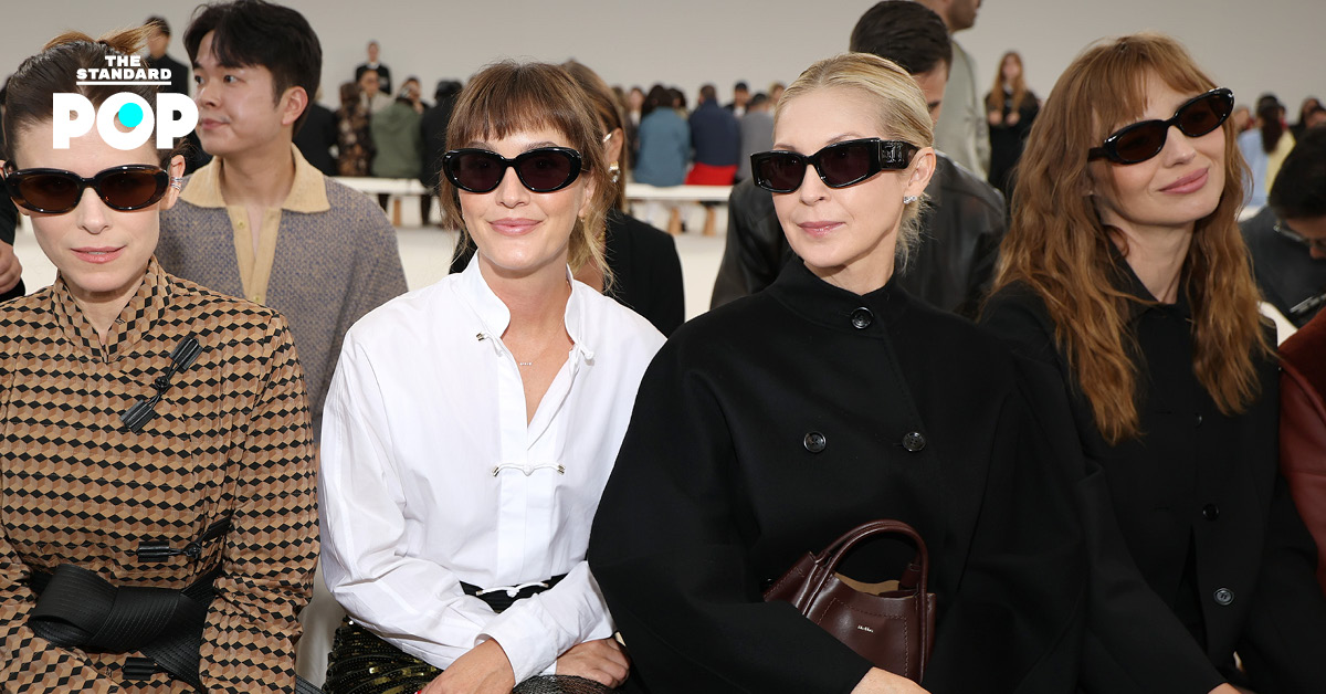 Leighton Meester และ Kelly Rutherford จากซีรีส์ Gossip Girl นั่งเคียงข้างกันที่แฟชั่นโชว์ Max Mara