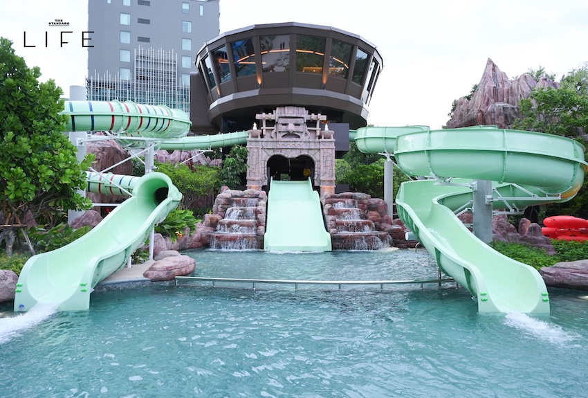 ภาพมุมสูงของโรงแรม Grande Centre Point Voyage Pattaya พร้อมสวนน้ำขนาดใหญ่ 2