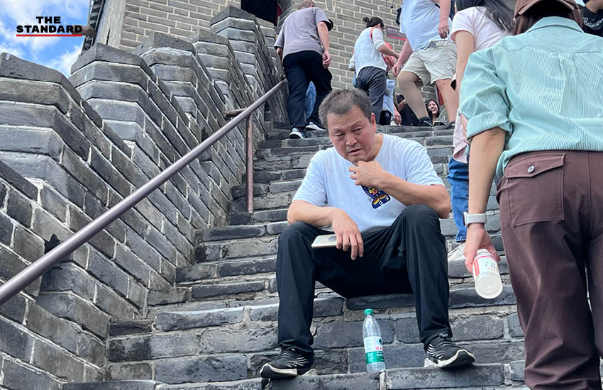 นักท่องเที่ยวจำนวนมากเดินอยู่บนกำแพงเมืองจีนบริเวณด่านจวียงกวน กรุงปักกิ่ง 11