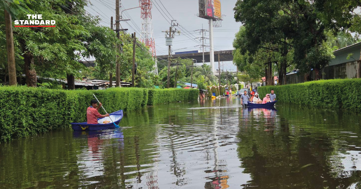 ภาพมุมสูงแสดงสถานการณ์น้ำท่วมสูงภายในหมู่บ้านกรีนวัลเล่ย์ บางนา-ตราด จังหวัดสมุทรปราการ