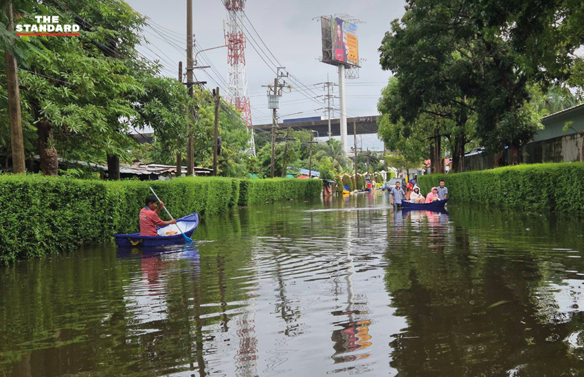 ภาพมุมสูงแสดงสถานการณ์น้ำท่วมสูงภายในหมู่บ้านกรีนวัลเล่ย์ บางนา-ตราด จังหวัดสมุทรปราการ 1
