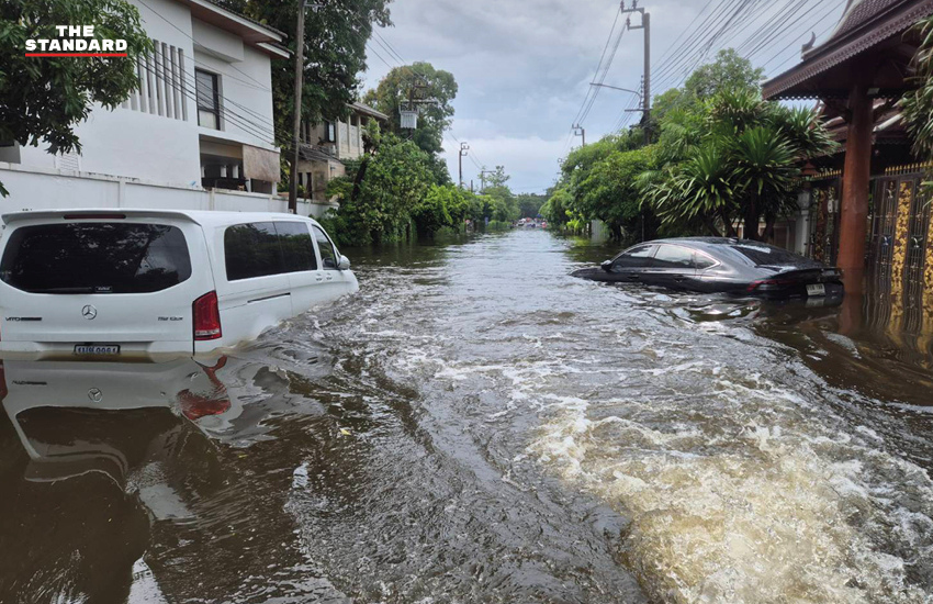 ภาพมุมสูงแสดงสถานการณ์น้ำท่วมสูงภายในหมู่บ้านกรีนวัลเล่ย์ บางนา-ตราด จังหวัดสมุทรปราการ 3