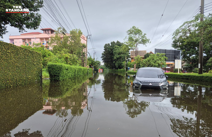 ภาพมุมสูงแสดงสถานการณ์น้ำท่วมสูงภายในหมู่บ้านกรีนวัลเล่ย์ บางนา-ตราด จังหวัดสมุทรปราการ 4
