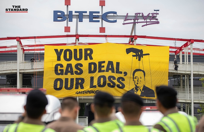 นักรณรงค์กรีนพีซกางป้ายผ้า ‘YOUR GAS DEAL, OUR LOSS’ ประท้วงหน้างาน Gastech Bangkok 2026 1
