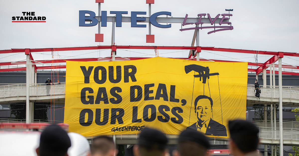 นักรณรงค์กรีนพีซกางป้ายผ้า ‘YOUR GAS DEAL, OUR LOSS’ ประท้วงหน้างาน Gastech Bangkok 2026