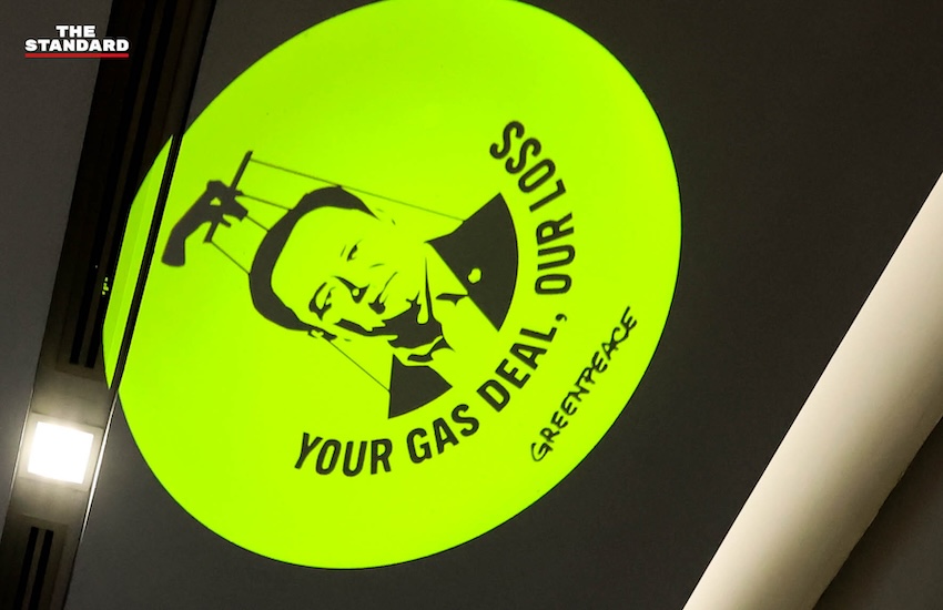 นักรณรงค์กรีนพีซกางป้ายผ้า ‘YOUR GAS DEAL, OUR LOSS’ ประท้วงหน้างาน Gastech Bangkok 2026 2