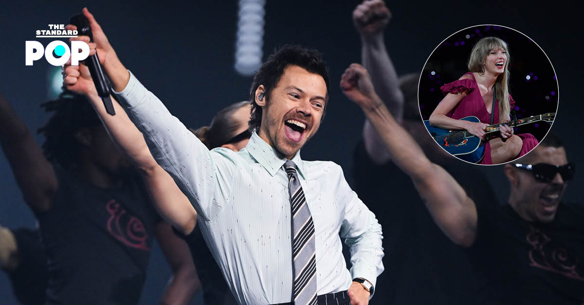 Harry Styles กำลังแสดงคอนเสิร์ตบนเวที