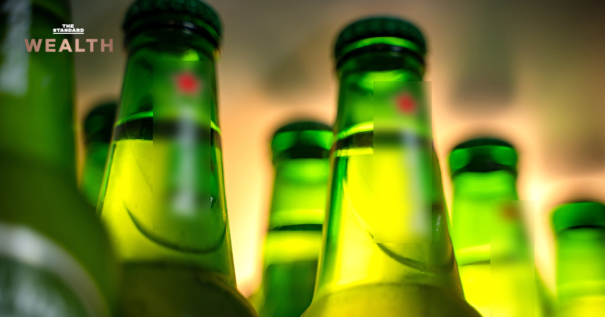 ขวดเบียร์ Heineken แช่เย็น พร้อมข้อความ 'Heineken ปั้น ‘เวียดนาม’ ขึ้นฐานผลิตเบียร์ ใหญ่สุดในเอเชีย'
