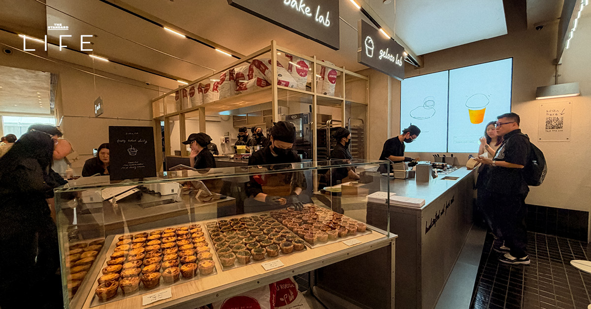 ภาพหน้าร้าน heytea lab สาขาแรกในไทยที่ centralwOrld แสดงเมนูชา ทาร์ตไข่ และเจลาโต้