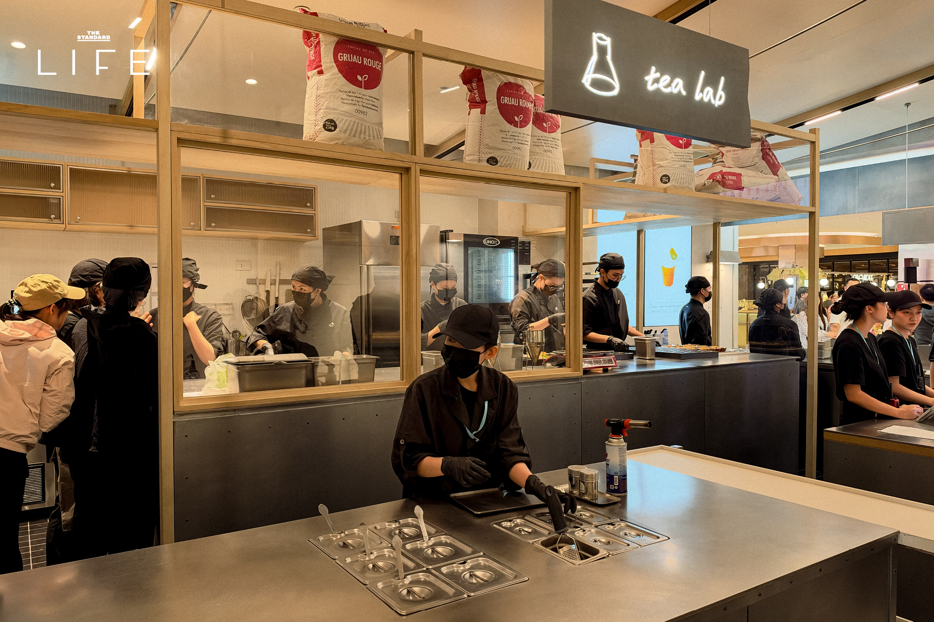 ภาพหน้าร้าน heytea lab สาขาแรกในไทยที่ centralwOrld แสดงเมนูชา ทาร์ตไข่ และเจลาโต้ 1