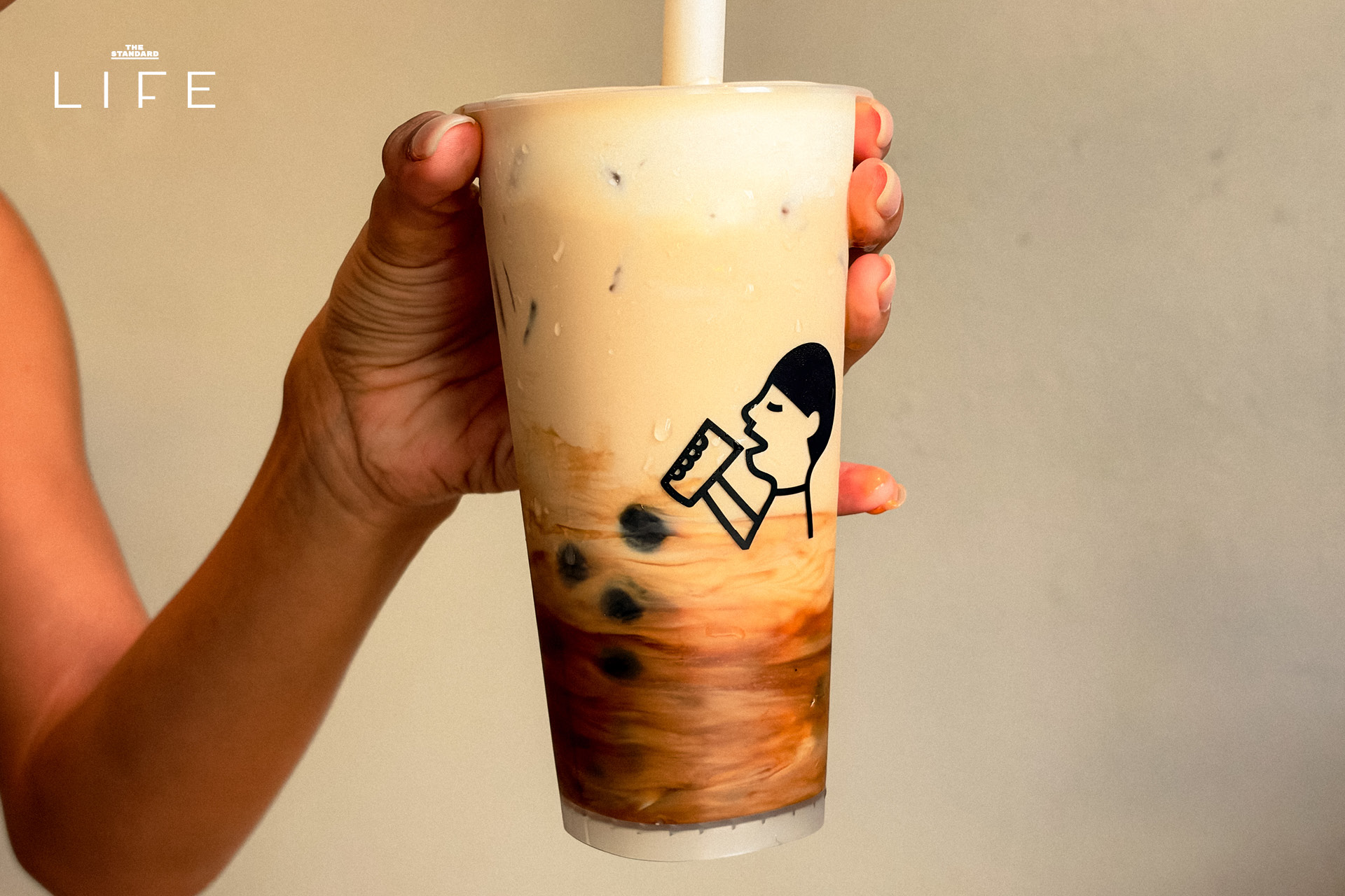 ภาพหน้าร้าน heytea lab สาขาแรกในไทยที่ centralwOrld แสดงเมนูชา ทาร์ตไข่ และเจลาโต้ 10