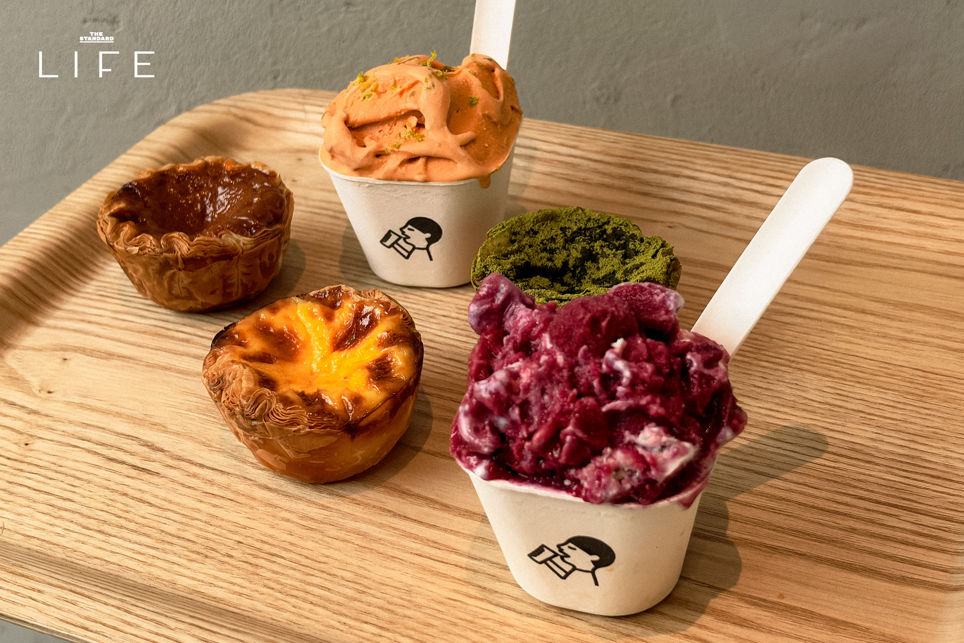 ภาพหน้าร้าน heytea lab สาขาแรกในไทยที่ centralwOrld แสดงเมนูชา ทาร์ตไข่ และเจลาโต้ 11