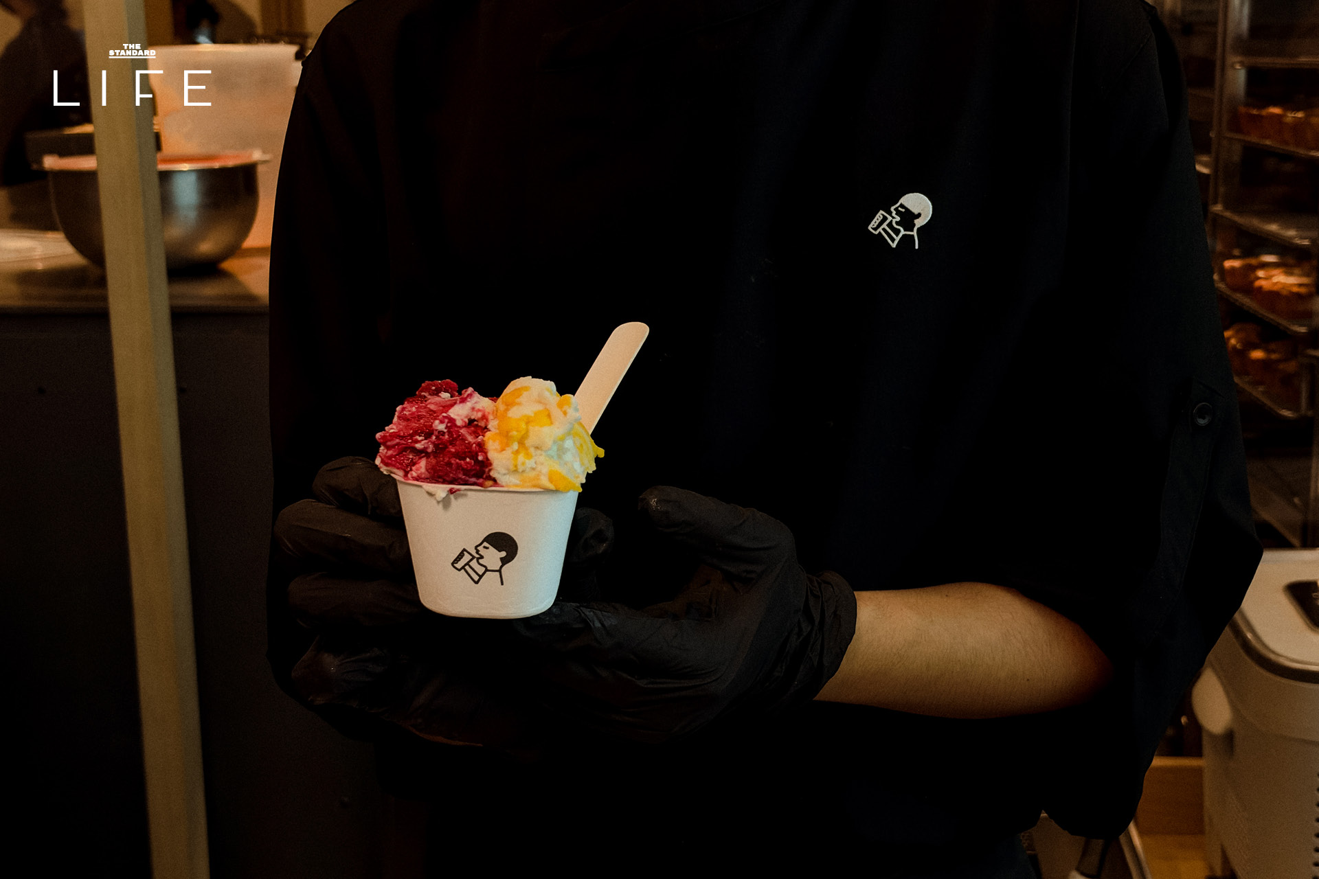 ภาพหน้าร้าน heytea lab สาขาแรกในไทยที่ centralwOrld แสดงเมนูชา ทาร์ตไข่ และเจลาโต้ 12