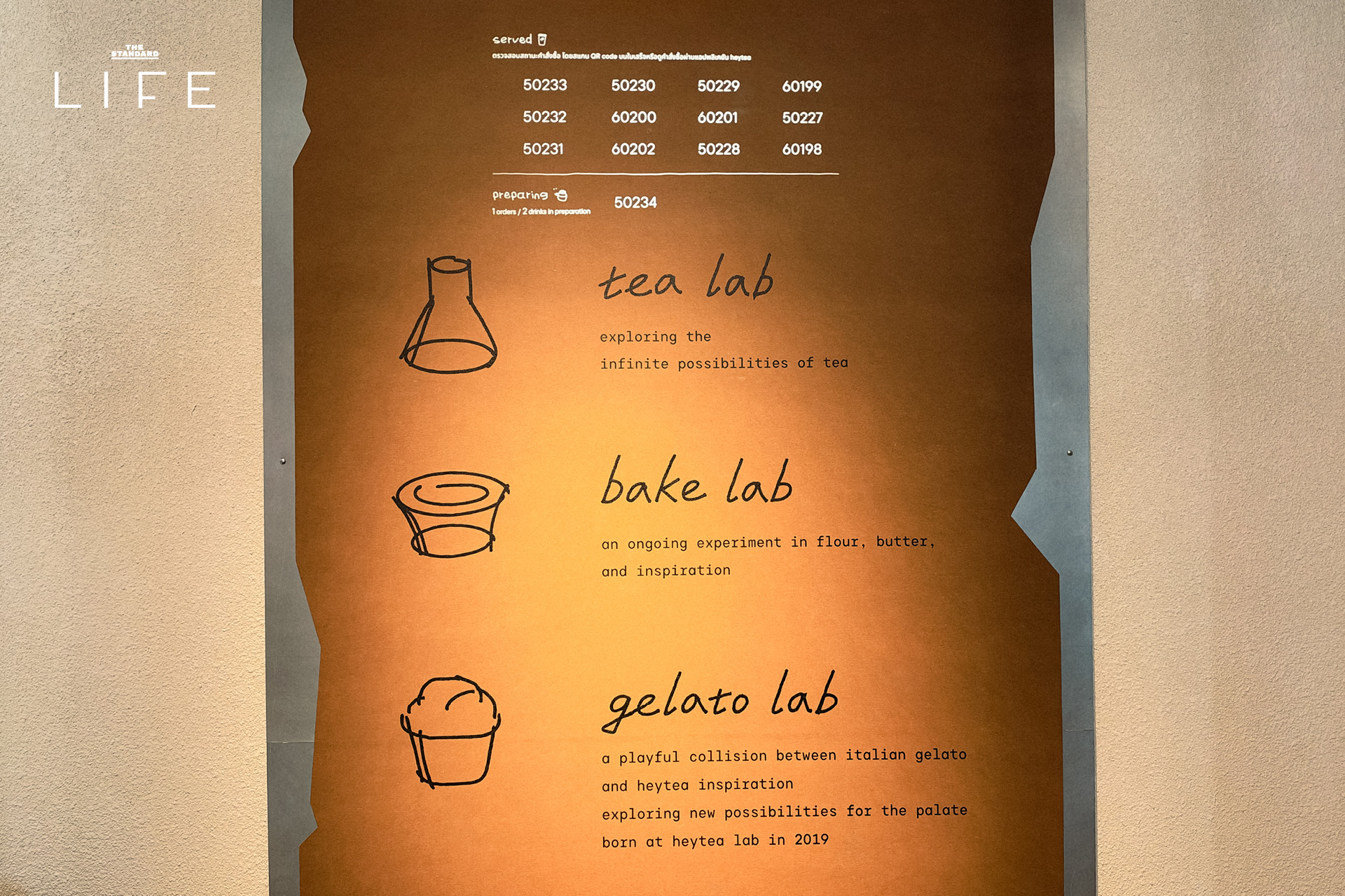 ภาพหน้าร้าน heytea lab สาขาแรกในไทยที่ centralwOrld แสดงเมนูชา ทาร์ตไข่ และเจลาโต้ 2