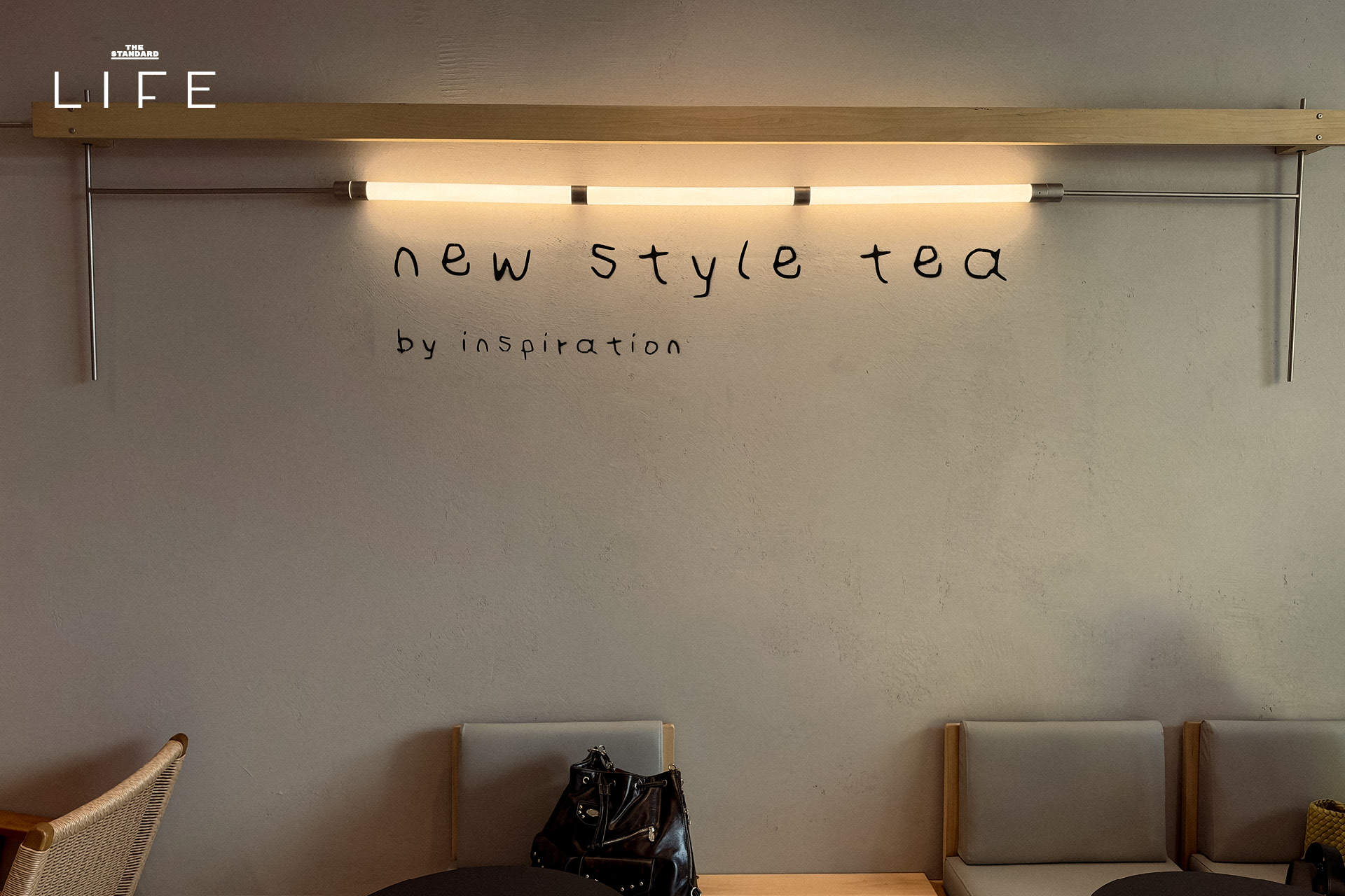 ภาพหน้าร้าน heytea lab สาขาแรกในไทยที่ centralwOrld แสดงเมนูชา ทาร์ตไข่ และเจลาโต้ 3