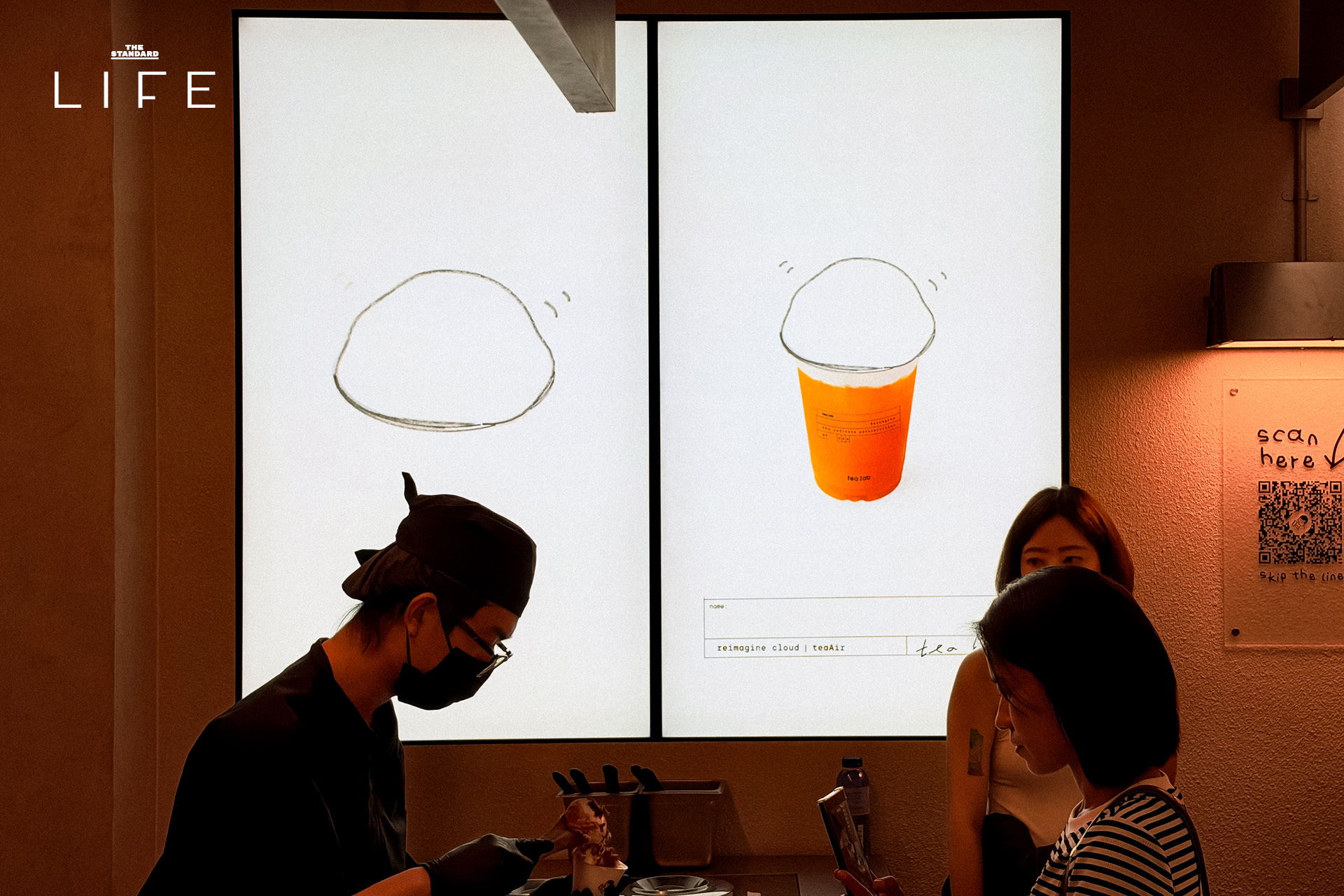 ภาพหน้าร้าน heytea lab สาขาแรกในไทยที่ centralwOrld แสดงเมนูชา ทาร์ตไข่ และเจลาโต้ 4