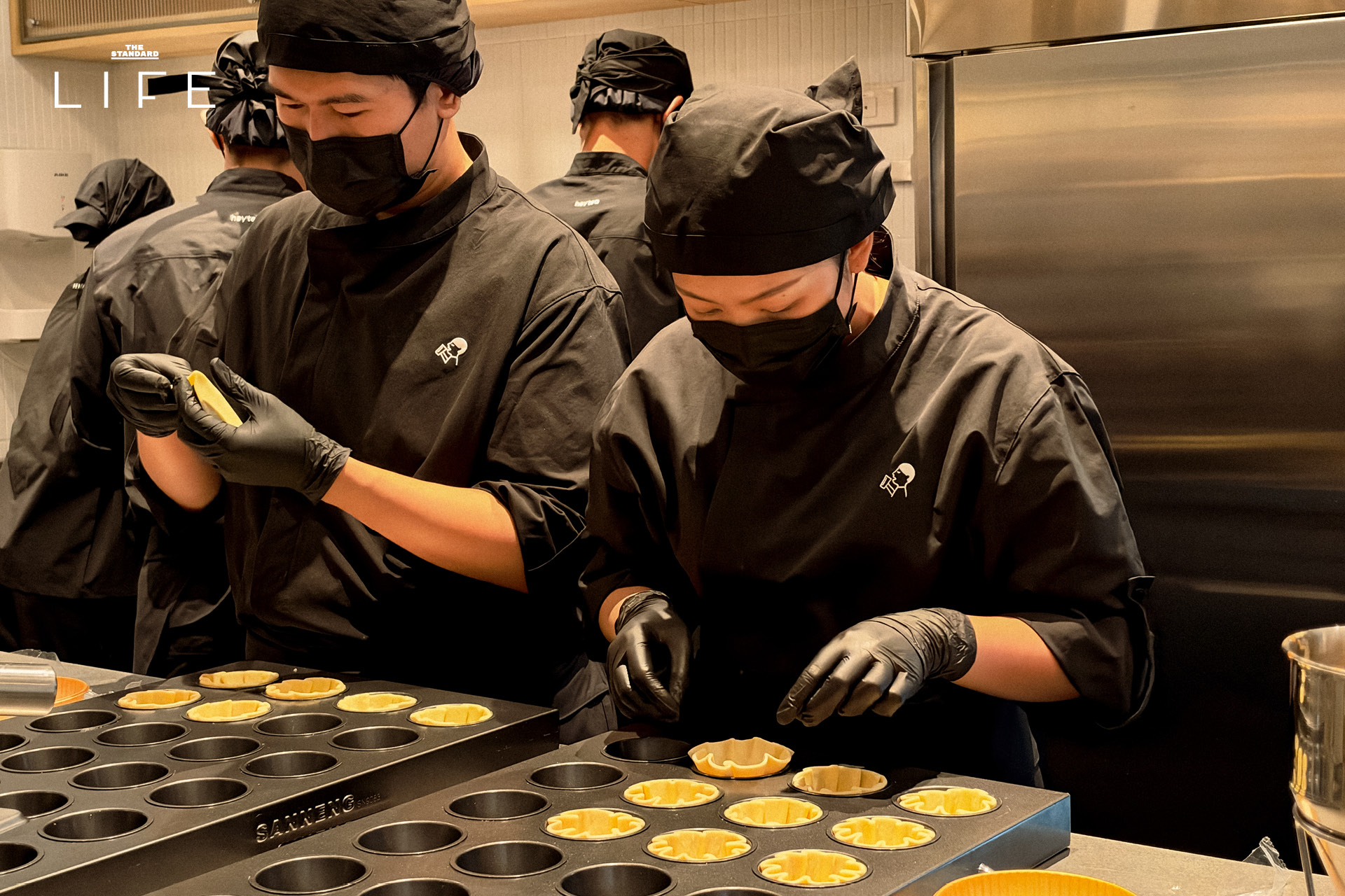 ภาพหน้าร้าน heytea lab สาขาแรกในไทยที่ centralwOrld แสดงเมนูชา ทาร์ตไข่ และเจลาโต้ 5