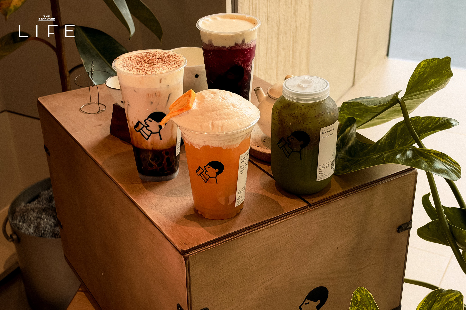 ภาพหน้าร้าน heytea lab สาขาแรกในไทยที่ centralwOrld แสดงเมนูชา ทาร์ตไข่ และเจลาโต้ 7