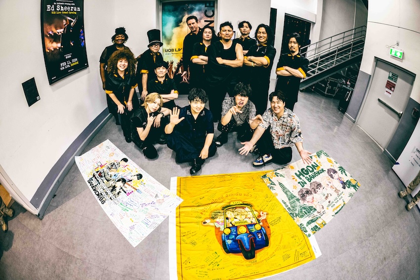 ภาพวงดนตรี OFFICIAL HIGE DANDISM กำลังแสดงสดบนเวทีคอนเสิร์ต 3