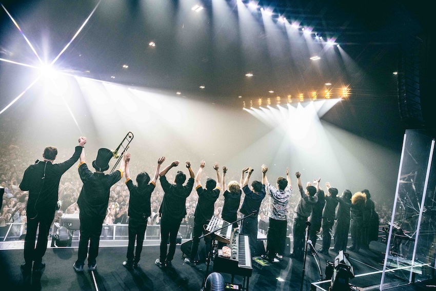 ภาพวงดนตรี OFFICIAL HIGE DANDISM กำลังแสดงสดบนเวทีคอนเสิร์ต 9