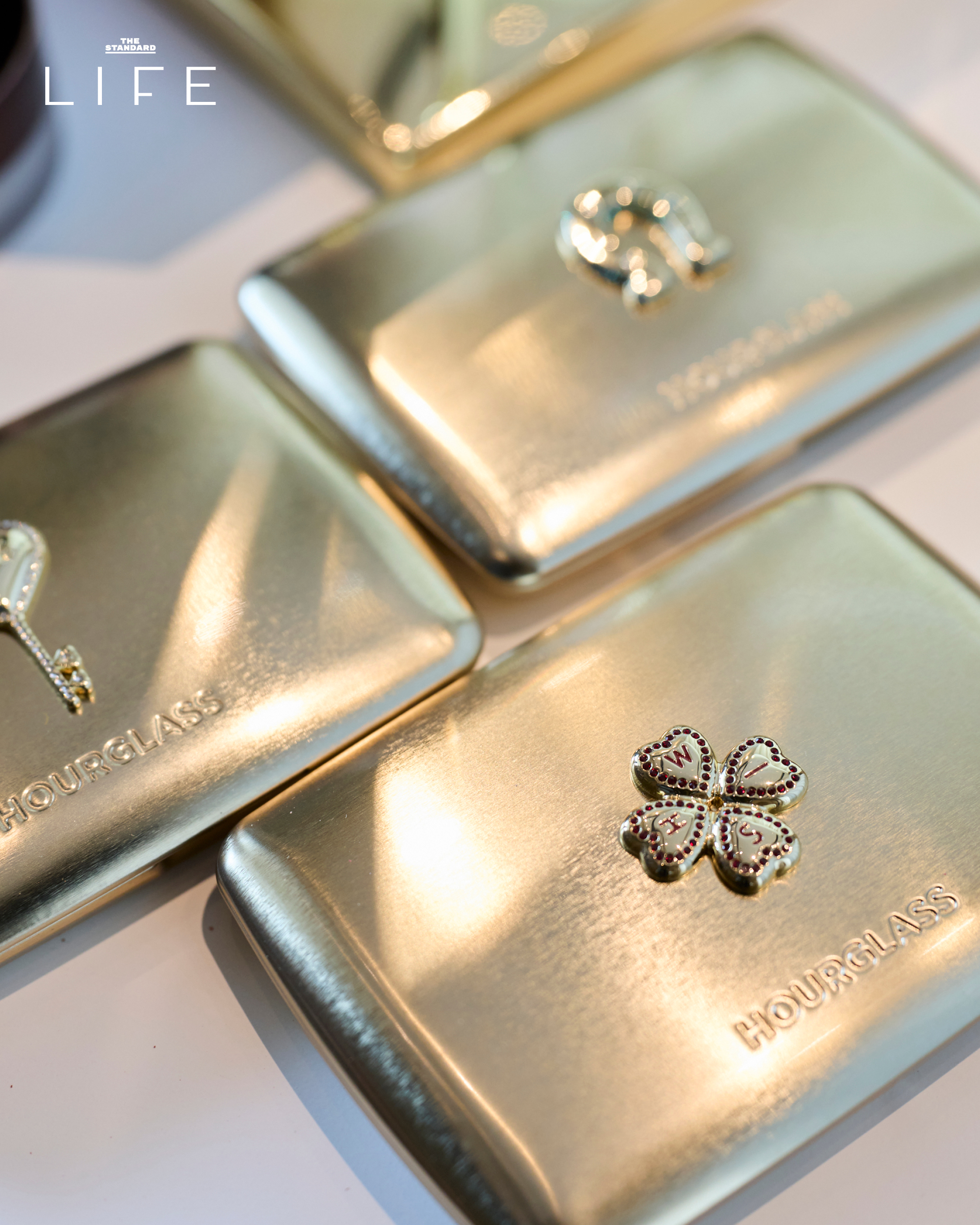 ภาพพาเลตต์แต่งหน้า HOURGLASS x Lauren Rubinski ลิมิเต็ดเอดิชัน ที่มีดีไซน์จิวเวลรีสวยงาม 2