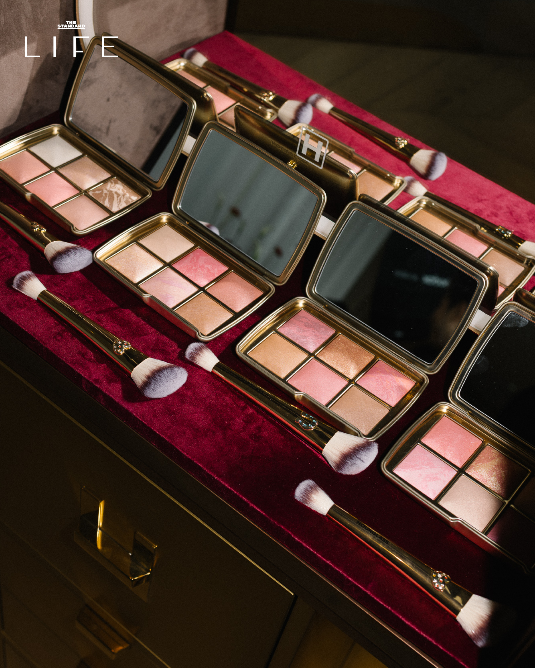 ภาพพาเลตต์แต่งหน้า HOURGLASS x Lauren Rubinski ลิมิเต็ดเอดิชัน ที่มีดีไซน์จิวเวลรีสวยงาม 4