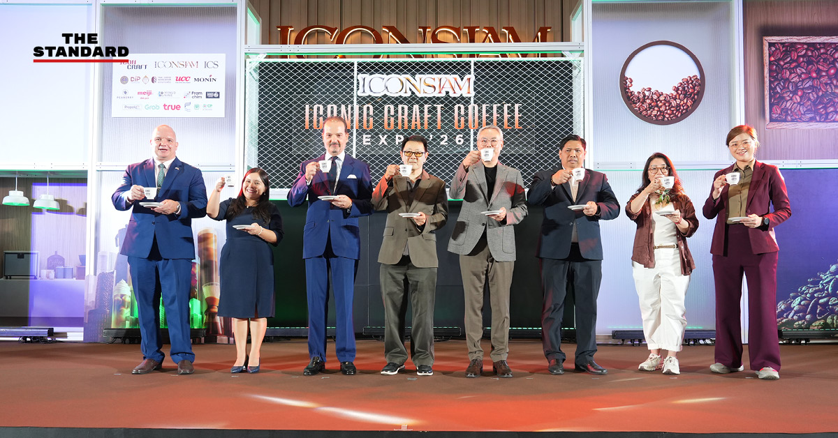 ภาพบรรยากาศงาน ICONIC CRAFT COFFEE EXPO 2026 ที่ไอคอนสยาม มีผู้คนกำลังเลือกซื้อและชิมกาแฟ