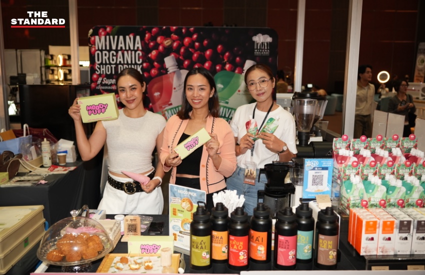 ภาพบรรยากาศงาน ICONIC CRAFT COFFEE EXPO 2026 ที่ไอคอนสยาม มีผู้คนกำลังเลือกซื้อและชิมกาแฟ 1
