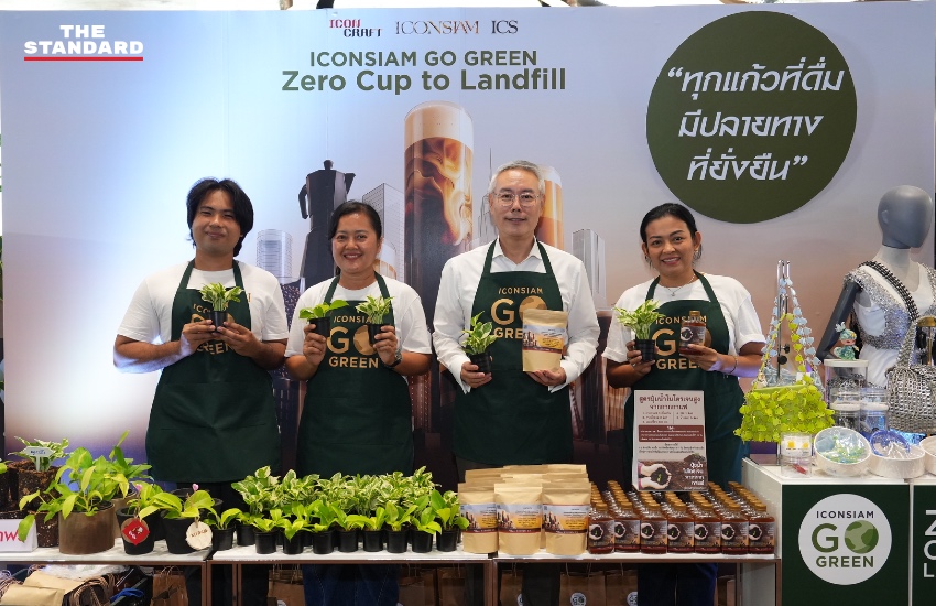 ภาพบรรยากาศงาน ICONIC CRAFT COFFEE EXPO 2026 ที่ไอคอนสยาม มีผู้คนกำลังเลือกซื้อและชิมกาแฟ 10