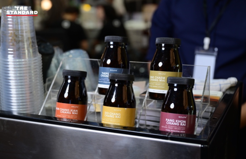 ภาพบรรยากาศงาน ICONIC CRAFT COFFEE EXPO 2026 ที่ไอคอนสยาม มีผู้คนกำลังเลือกซื้อและชิมกาแฟ 3