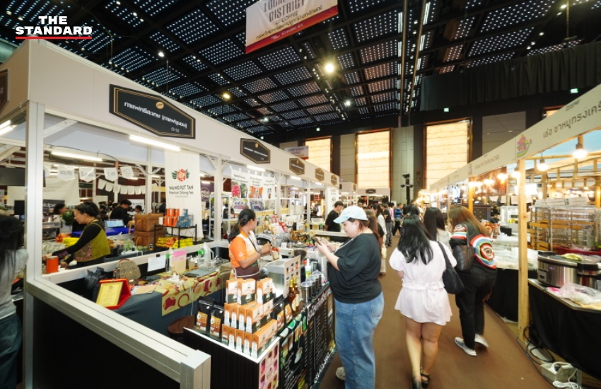 ภาพบรรยากาศงาน ICONIC CRAFT COFFEE EXPO 2026 ที่ไอคอนสยาม มีผู้คนกำลังเลือกซื้อและชิมกาแฟ 4