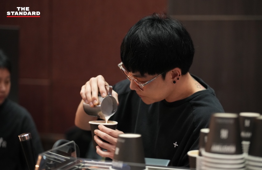 ภาพบรรยากาศงาน ICONIC CRAFT COFFEE EXPO 2026 ที่ไอคอนสยาม มีผู้คนกำลังเลือกซื้อและชิมกาแฟ 5